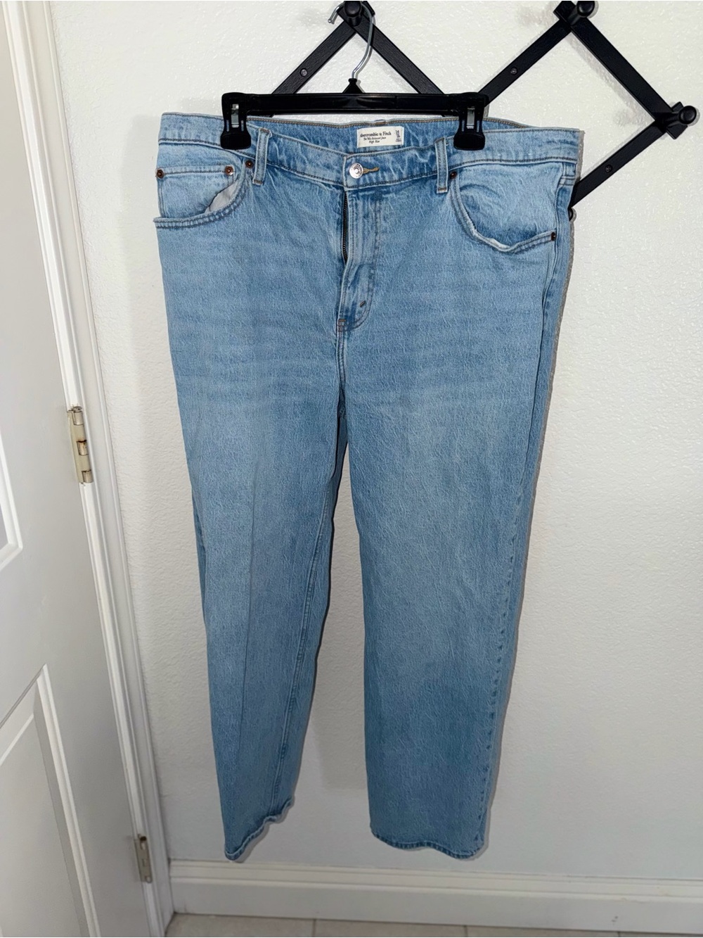 Abercrombie & Fitch 90s Relaxed High Rise Jeans Light Wash Women’s Size 34/18 - Picture 2 of 4